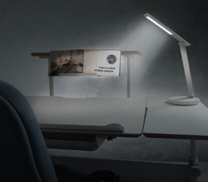 Lampa Mayer umístěná na stole.